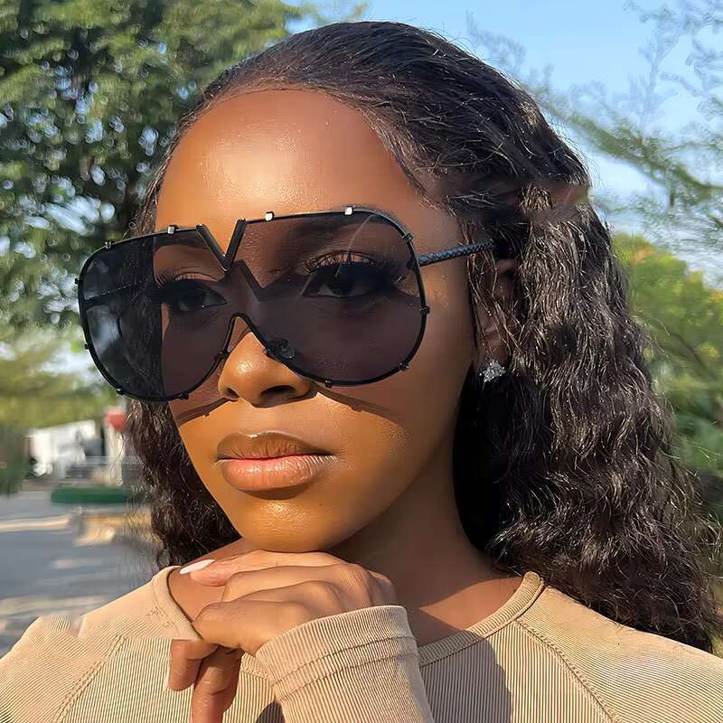 Fashion Designer Sunglasses Women Elegant Golden Frame Eyewear for Female Outdoor Activities with Solar Defense