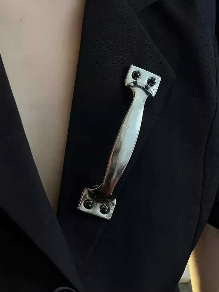 Chic Metal Door Handle Broochs for Women Lady Trendy Unique Creative Suit Corsage Party Jewelry Pin Accessory J251125