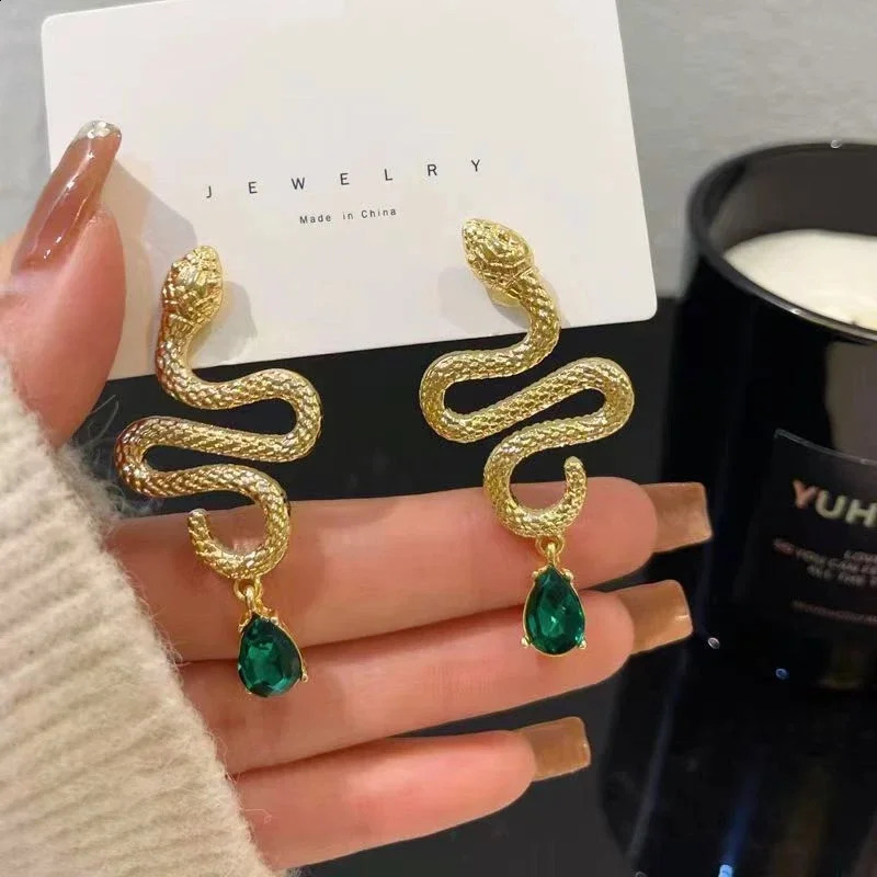 Unique Green Crystal Pendant Gold Serpentine Stud Earrings Suitable for Womens Fashion Punk Cool Girl Party Trend Jewelry 250422