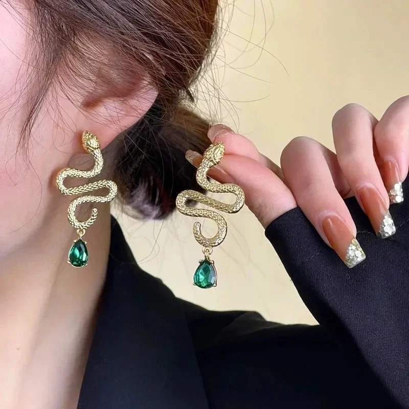 Unique Green Crystal Pendant Gold Serpentine Stud Earrings Suitable for Womens Fashion Punk Cool Girl Party Trend Jewelry 250422