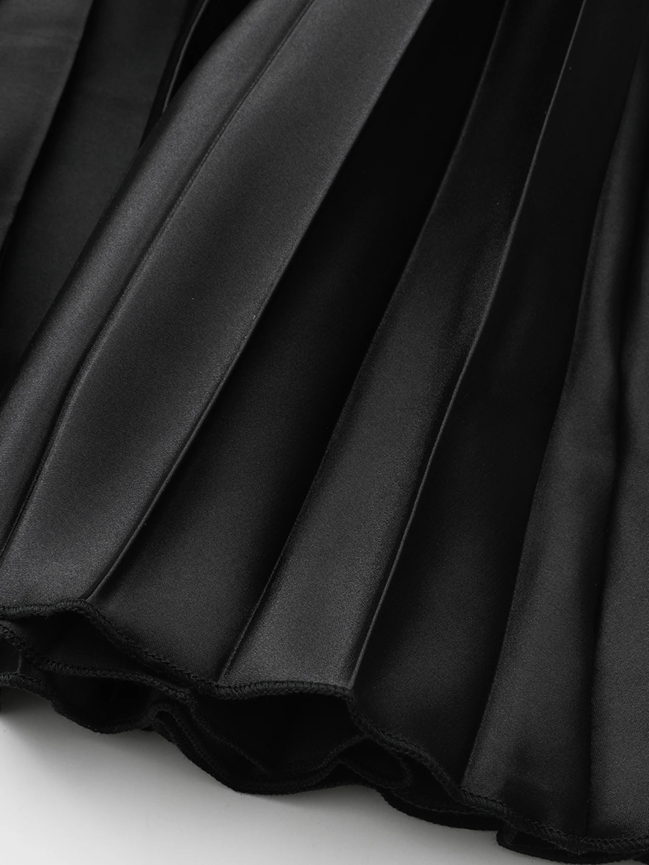 Ladies elegant solid color pleated mini skirt lightweight and comfortable silk satin leather 250422