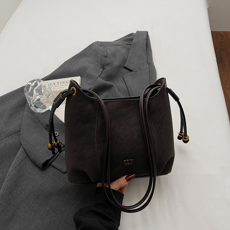 Summer women's new retro versatile fashionable shoulder bag, leisure multifunctional crossbody bag, high-end texture commuting leisure shopping b