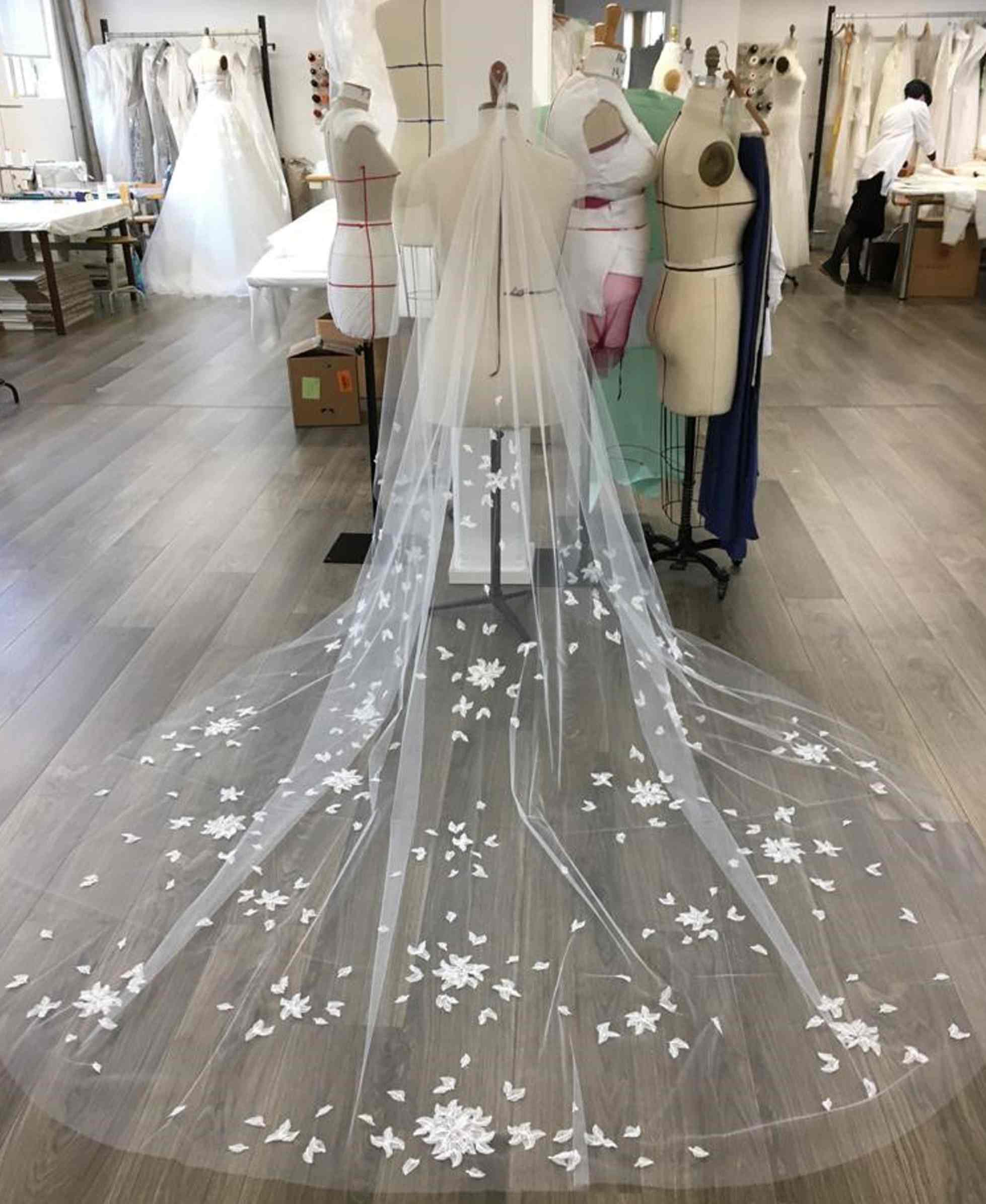 Elegant 3 Meters White Ivory Wedding Veils with Appliques Long Lace Edge Bridal Head Veil with Comb For Marriage Bride Women's Accessories Custom