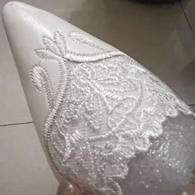Spring and summer new pointed shallow lace hollow soft sole white wedding banquet dress versatile flat women's shoes