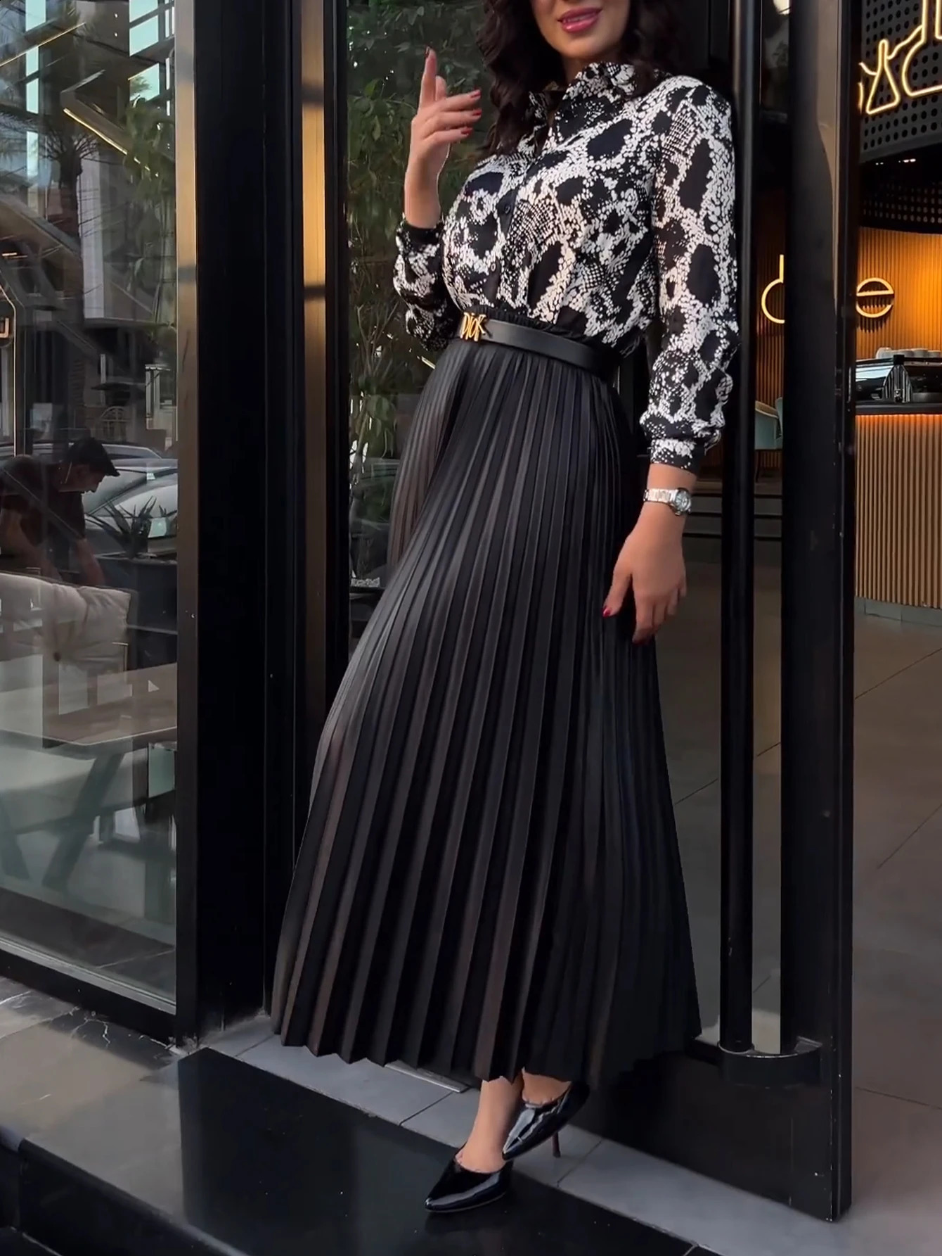 Ladies elegant solid color pleated mini skirt lightweight and comfortable silk satin leather 250422