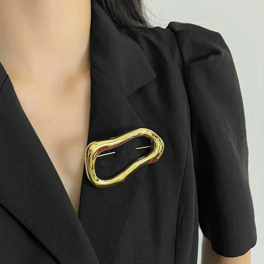 Vintage Irregular Geometric Hollow Brooches for Women Exquisite Suit Pins Fashion Accessories Party Jewelry Gifts J251125