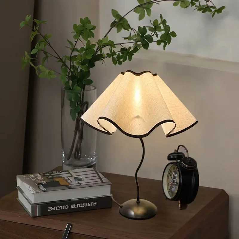 Nordic LED Table Lamp Bedroom Living Room Bedside Retro Bar Coffee Dining Desktop Decoration Night Light Desk LampsM251125
