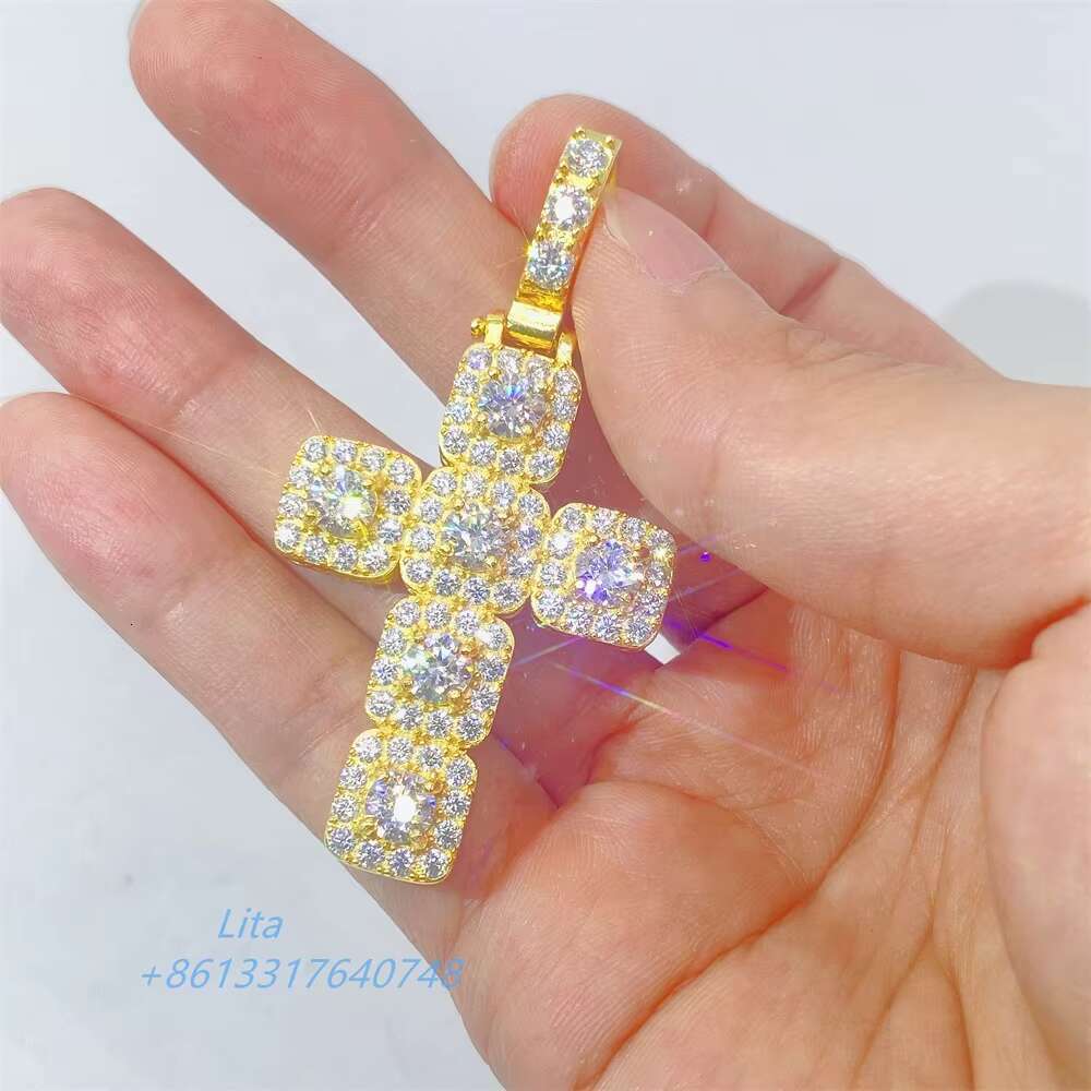 Wholesale Hot Selling Bling Iced Out Vvs Moissanite Big Diamond Cross Necklace Pendant