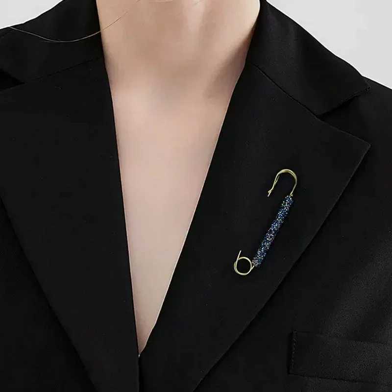 Crystal Brooches Waist Buckle Cardigan Jeans Anti-fade Brooch Pins Women Sweater Coat Anti Fall Pearls Clothes Pin Decoration J251125