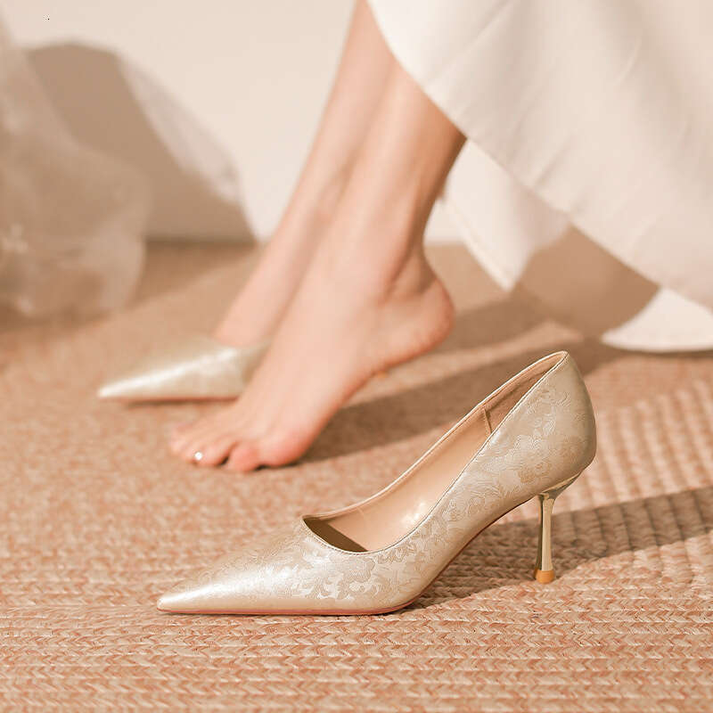 Niche French style socialite Chinese green high with slim heels 2024 new pointed shallow mouth single shoes for women