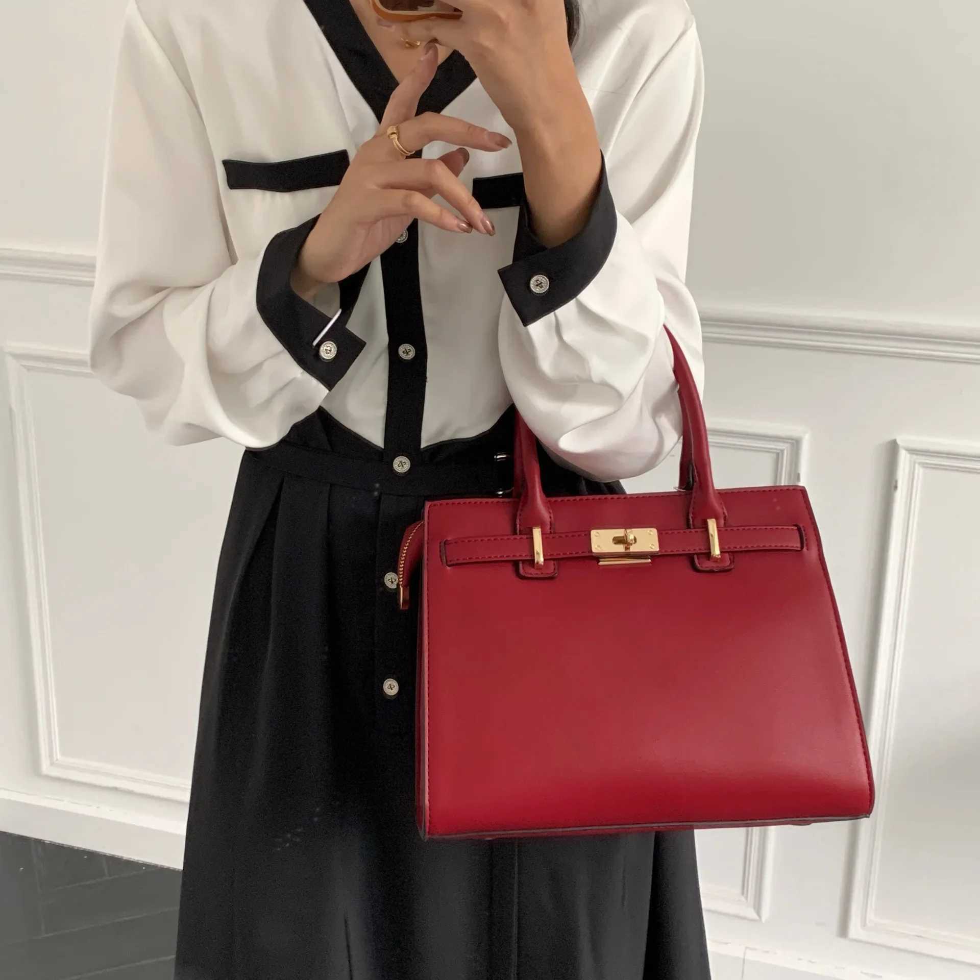 Large Capacity Crossbody Bag for Mom Midlife Handbag Wedding Celebration Red Suitable for Grandma Style and Trend W250425