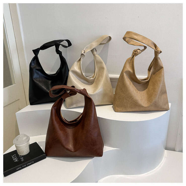 European and American fashion high-quality retro women's winter item niche design PU single shoulder underarm bag 2025 temperament versatile new 