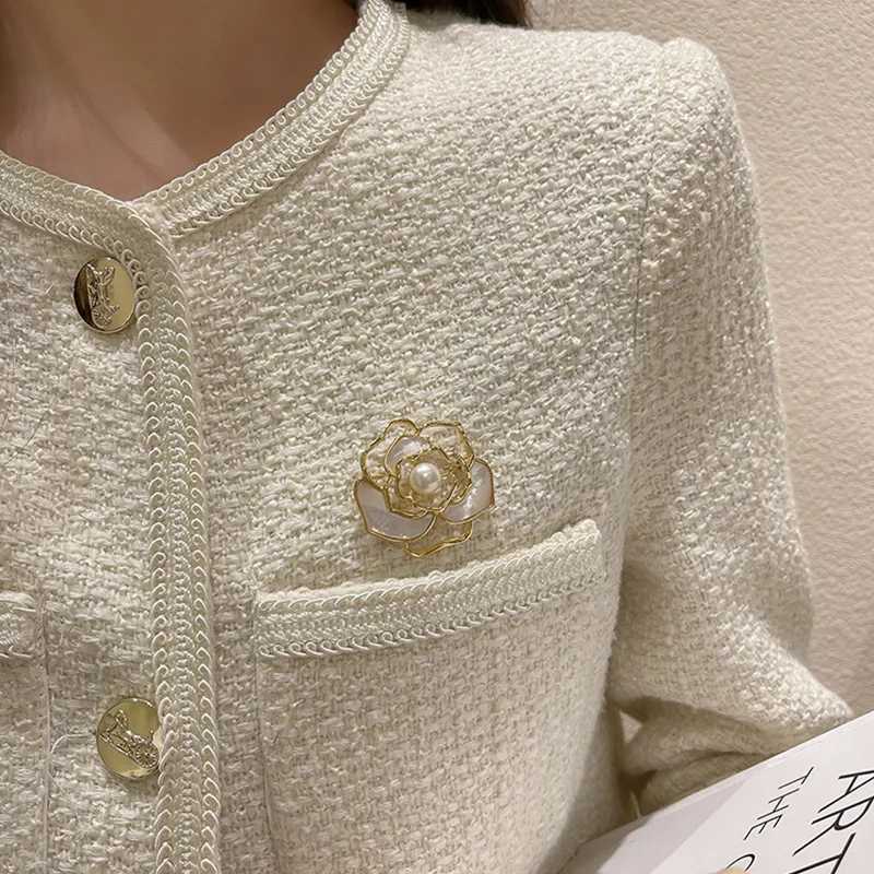 New Metal White Camellia Brooch Fashion Luxury Imitation Pearl Pin For Women Clothes Corsage Jewelry Accessories Gifts J251125
