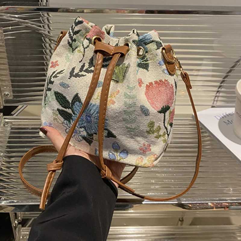 Fashionable retro new casual single shoulder ethnic style cross body suction bag W250421