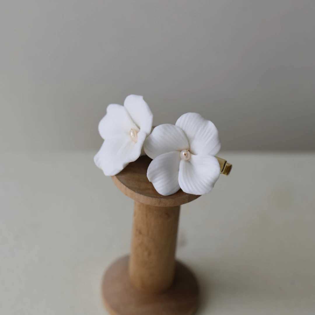 Elegant white ceramic floral hair suitable for brides wedding hair jewelry simple floral hair womens daily party hairT250425