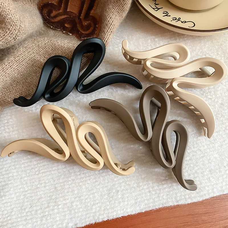 Solid color acrylic frosted wave hair claws suitable for women easy to understand shark clip on the back French temperature hair accessoriesT250425