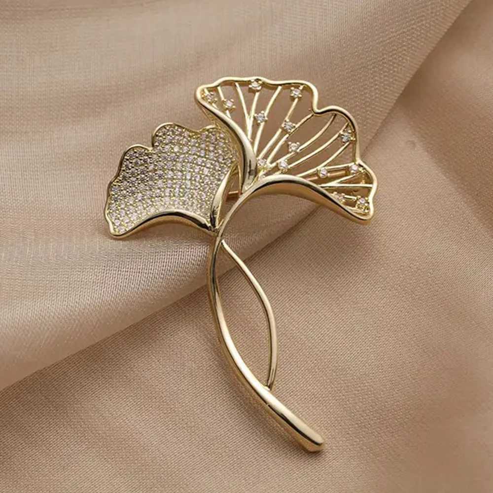 Retro Elegant Ginkgo Leaf Brooches For Women Fashion Rhinestone Flower Plant Lapel Pins Wedding Party Corsage Bijoux De Luxe J251125