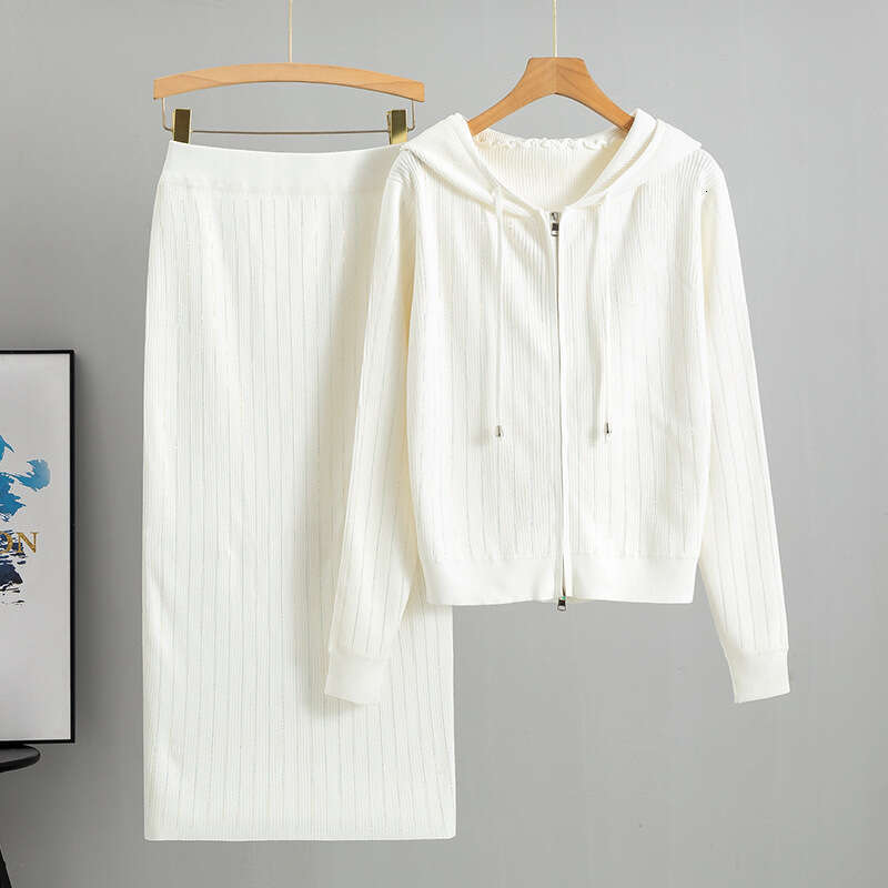 Xiaoxiangfeng Western-style Korean Style Hot Diamond Sweater Cardigan Jacket Two-piece Womens Autumn and Winter Short Skirt Set Printing New Product