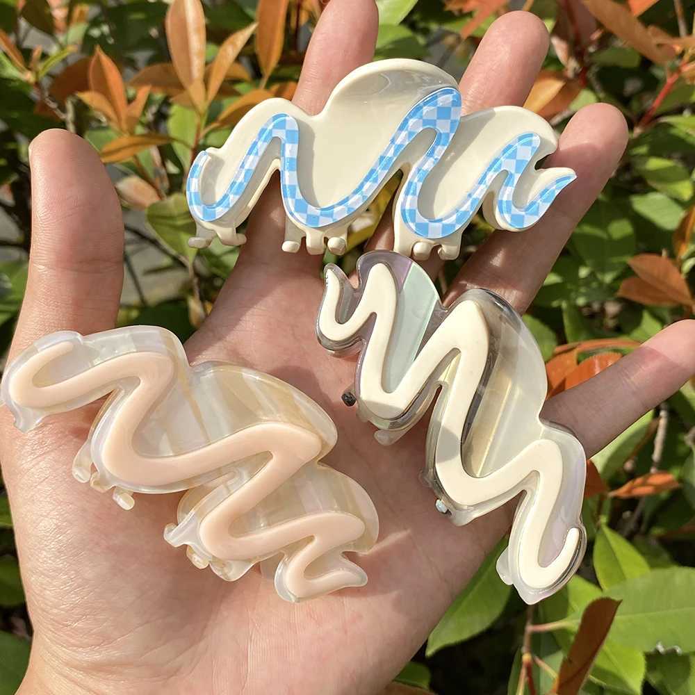 Acetic acid colored checkered wavy hair clip claws suitable for womens creative geometric checkered crab hair clip headwearT250425