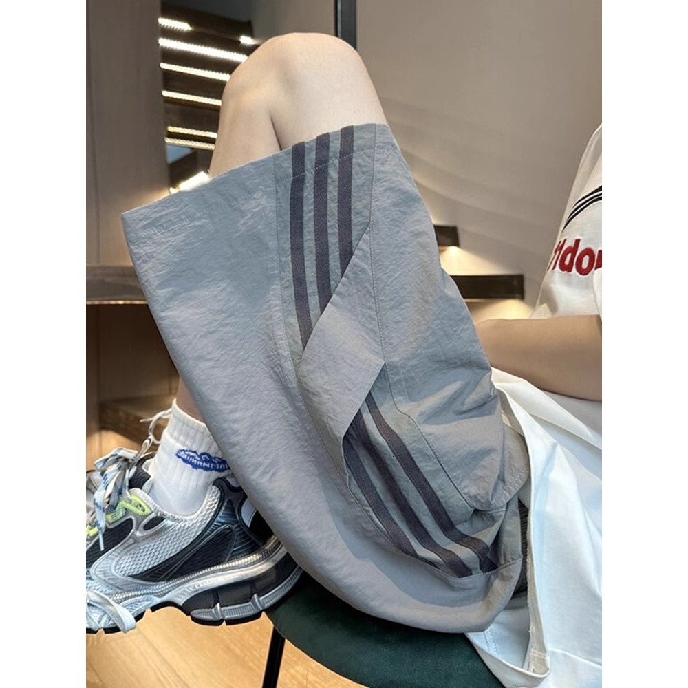 Ice silk quick drying casual men in summer, thin breathable beach pants, loose and sporty, wearing five quarter shorts for outerwear