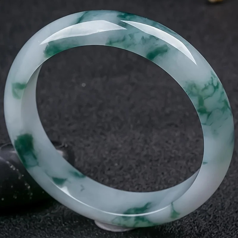 Ice Glutinous Rice Bracelet on White Background Round Classic Fashion Womens Jewelry 250424