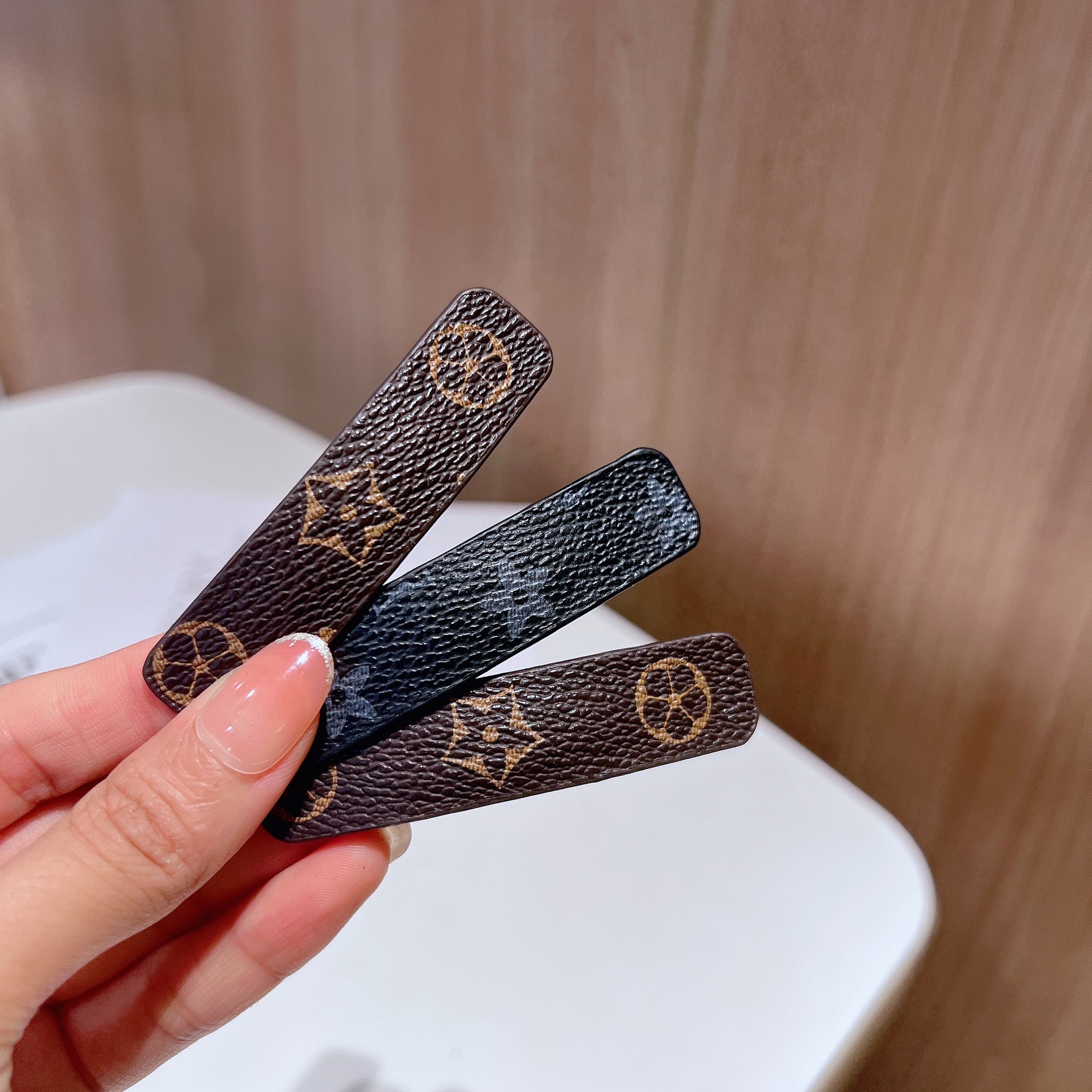 Printed Bangs French Side Seamless Luxurys designer Fashion style Rhinestone Hairpin Forehead Accessory Elegant Broken Clip Hair Ornament 2026