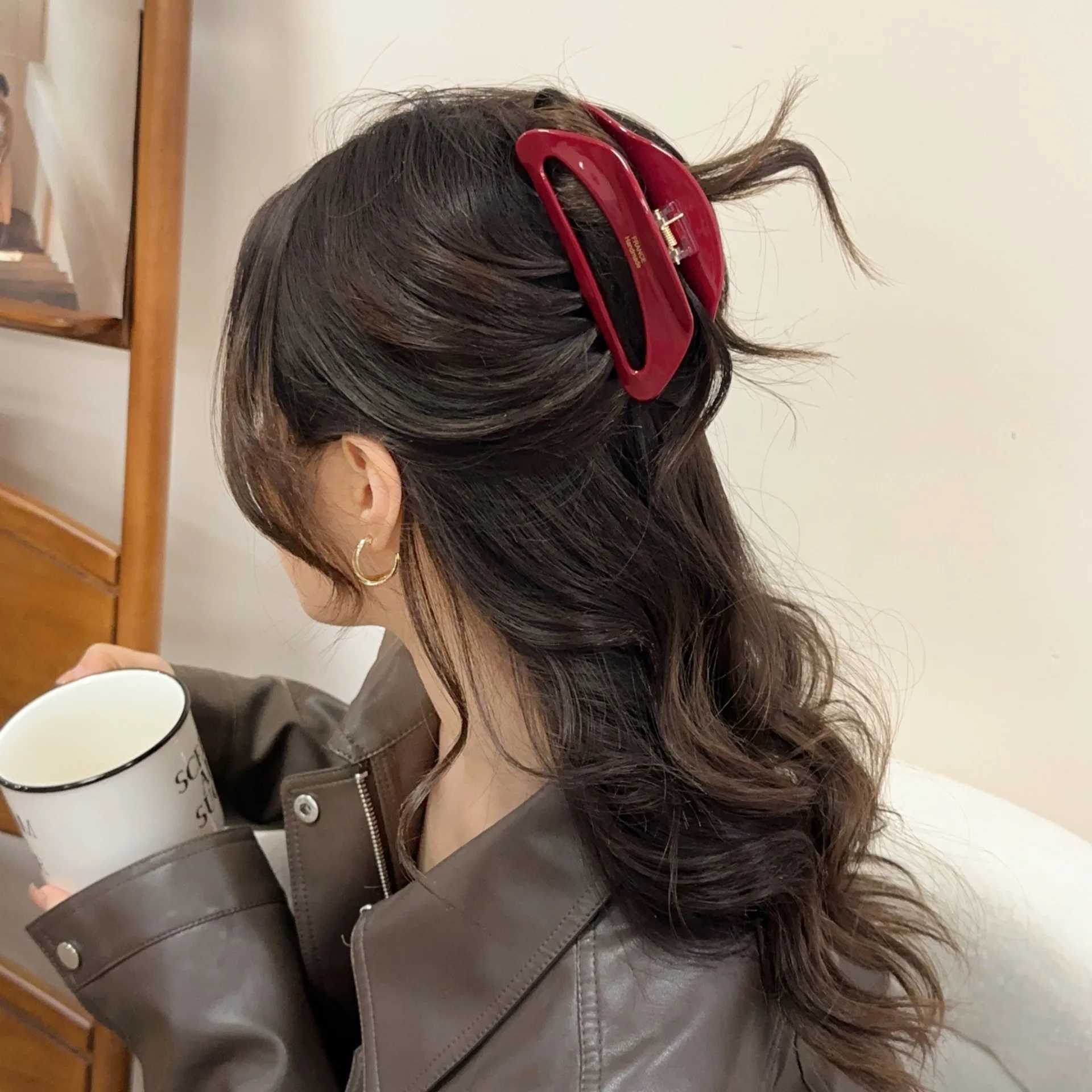 Acetic acid deep red geometric fixed hair clip womens new fashion letter hair clip headwear toolT250425