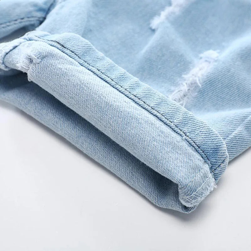 Summer boys denim shorts fashion hole childrens jeans Korean style casual beach pants 27 years 250414z