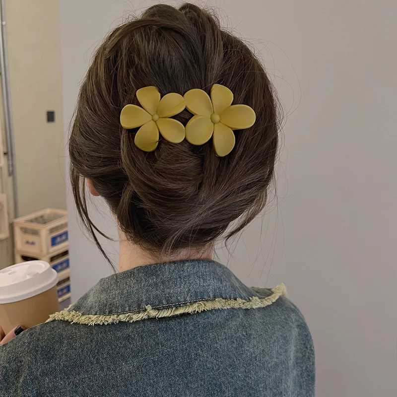 Summer new hair clip accessories elegant frosted butterfly flower bucket womens simple hair clip simple duckbill headbandT250425