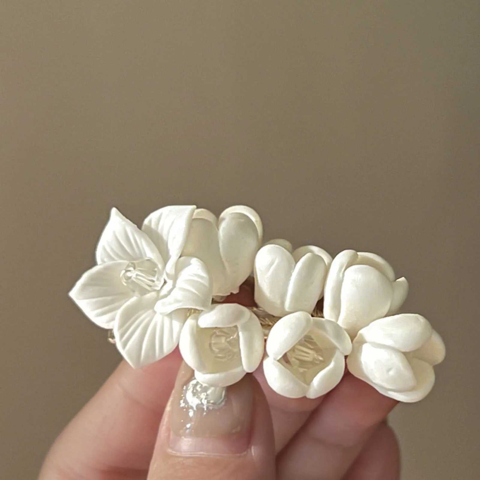 Elegant white ceramic floral hair suitable for brides wedding hair jewelry simple floral hair womens daily party hairT250425