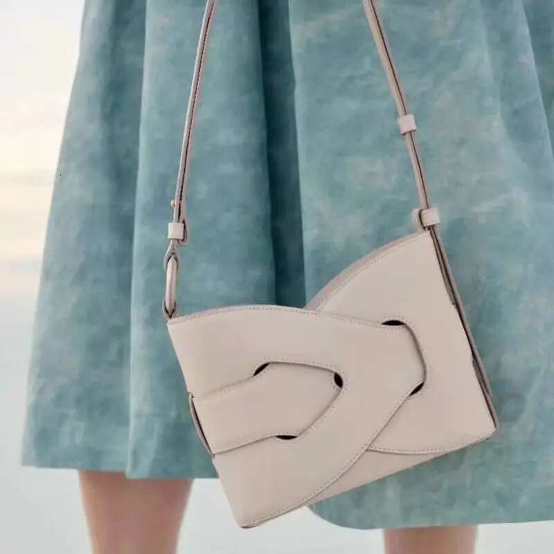 Designer Bag French Niche 2025 New High-End Light Underarm Girl Leather Messenger Handbag Simple Woven Bag Woman Crossbody Package