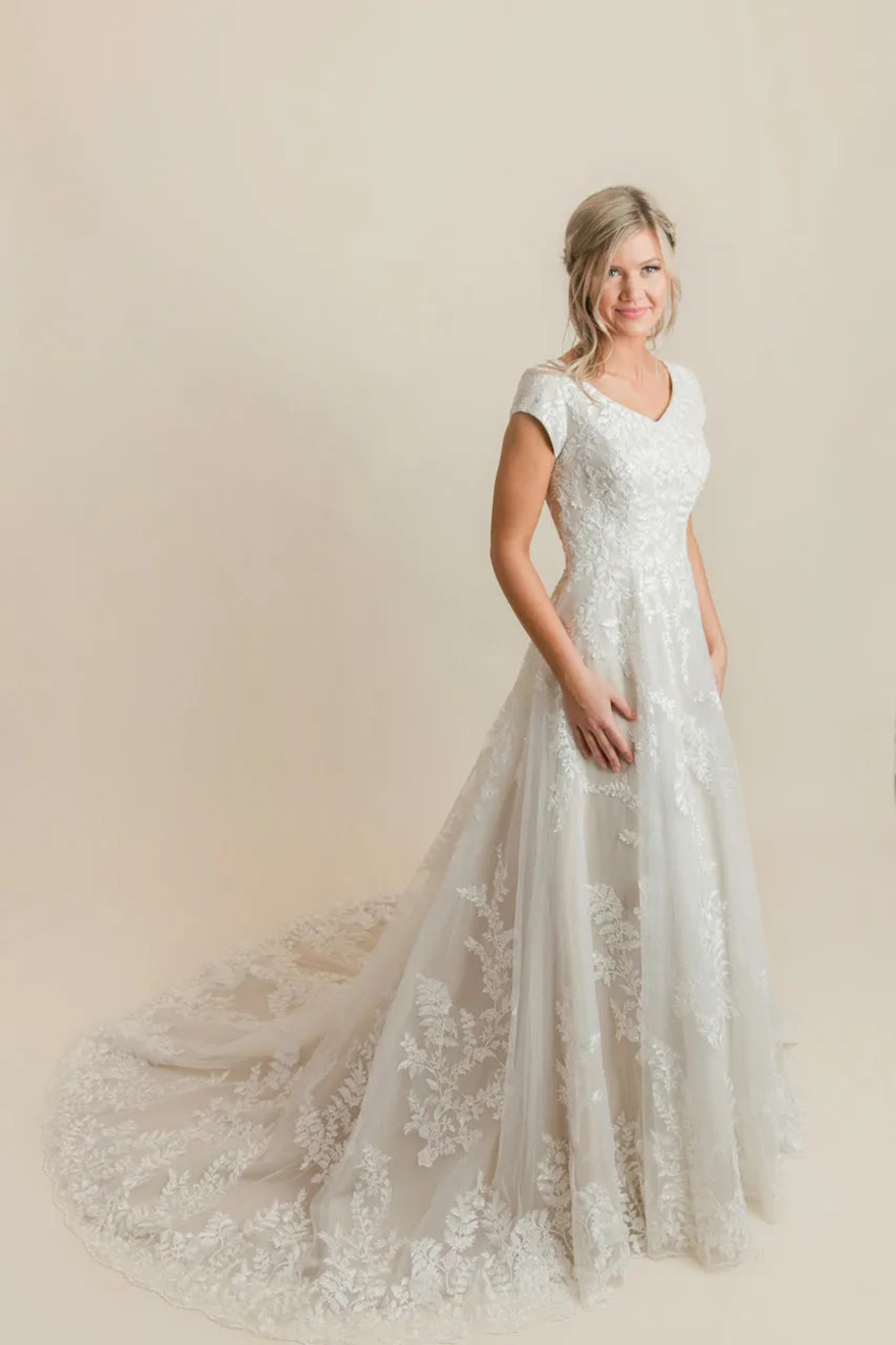 Vintage Lace Modest Wedding Dresses Cap Sleeves V Neck Buttons Back Short Sleeves Country Western Modest Bride Dress Couture Custom Made