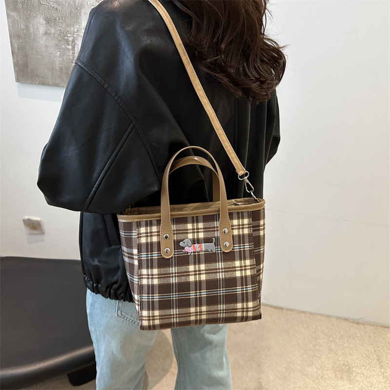 New Free Delivery Designer Shoes By 2025 Fashionable Casual Handbag For Women 2024 New Small Fresh Contrasting Striped Shoulder Bag, Niche Design Cros