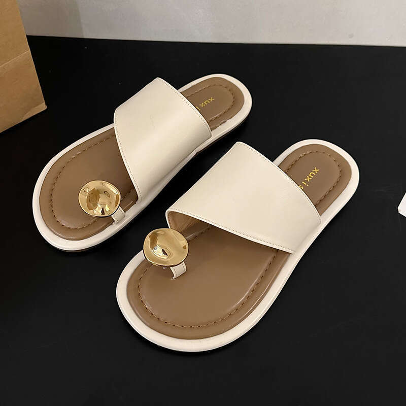A niche metal toe women's outdoor wear in spring and summer, new straight bottomed one line sandal for beach sandals