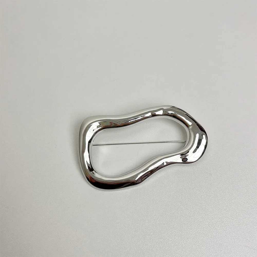 Vintage Irregular Geometric Hollow Brooches for Women Exquisite Suit Pins Fashion Accessories Party Jewelry Gifts J251125