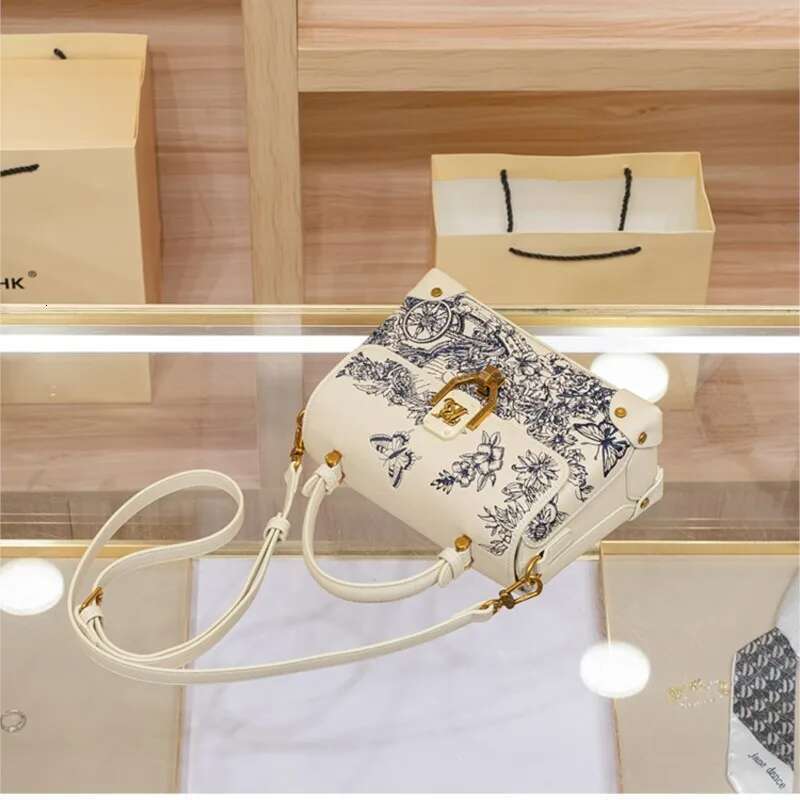 Brand Women's Handbag 2025 Autumn And Winter New High-End Designer Fashionable Single Shoulder Crossbody Small Square Bag