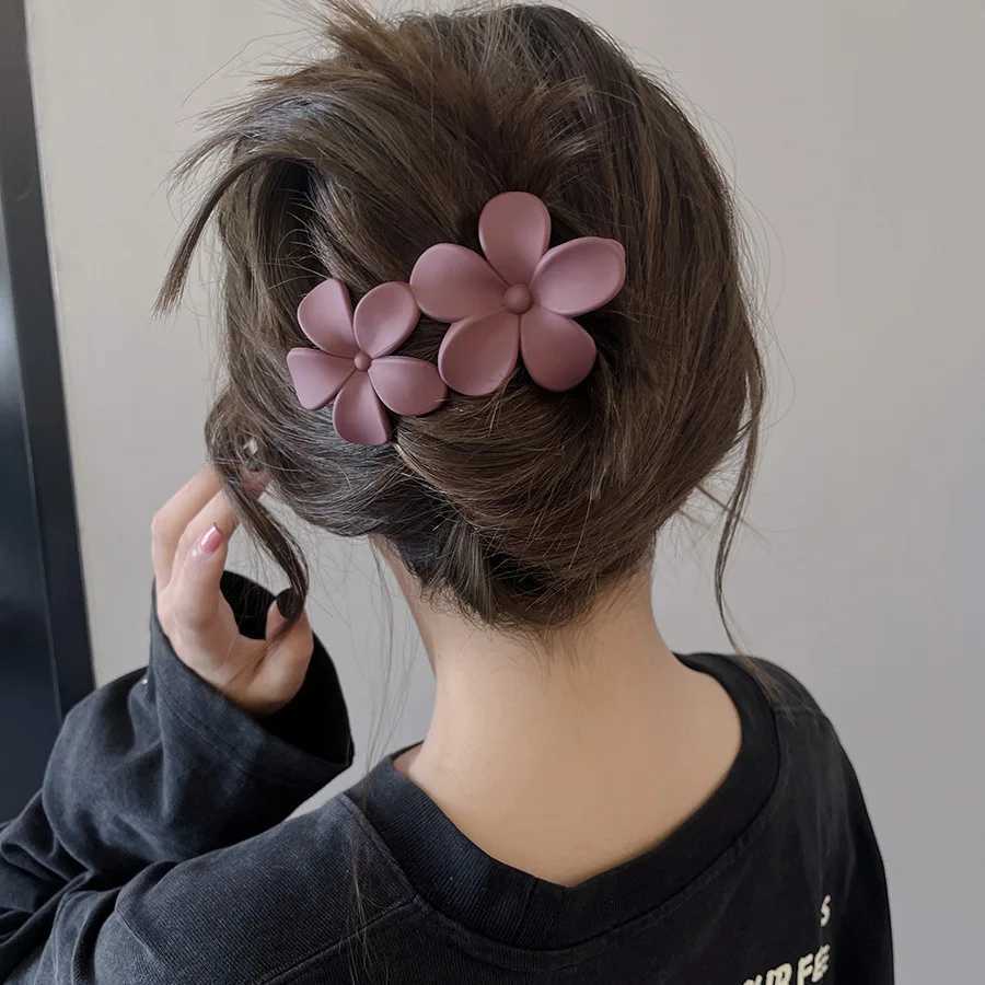 Summer new hair clip accessories elegant frosted butterfly flower bucket womens simple hair clip simple duckbill headbandT250425