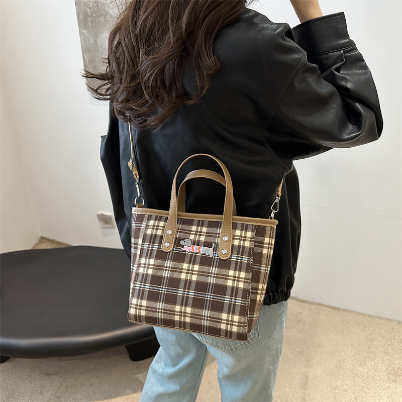 New Free Delivery Designer Shoes By 2025 Fashionable Casual Handbag For Women 2024 New Small Fresh Contrasting Striped Shoulder Bag, Niche Design Cros