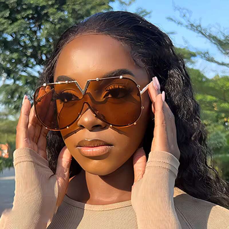 Fashion Designer Sunglasses Women Elegant Golden Frame Eyewear for Female Outdoor Activities with Solar Defense