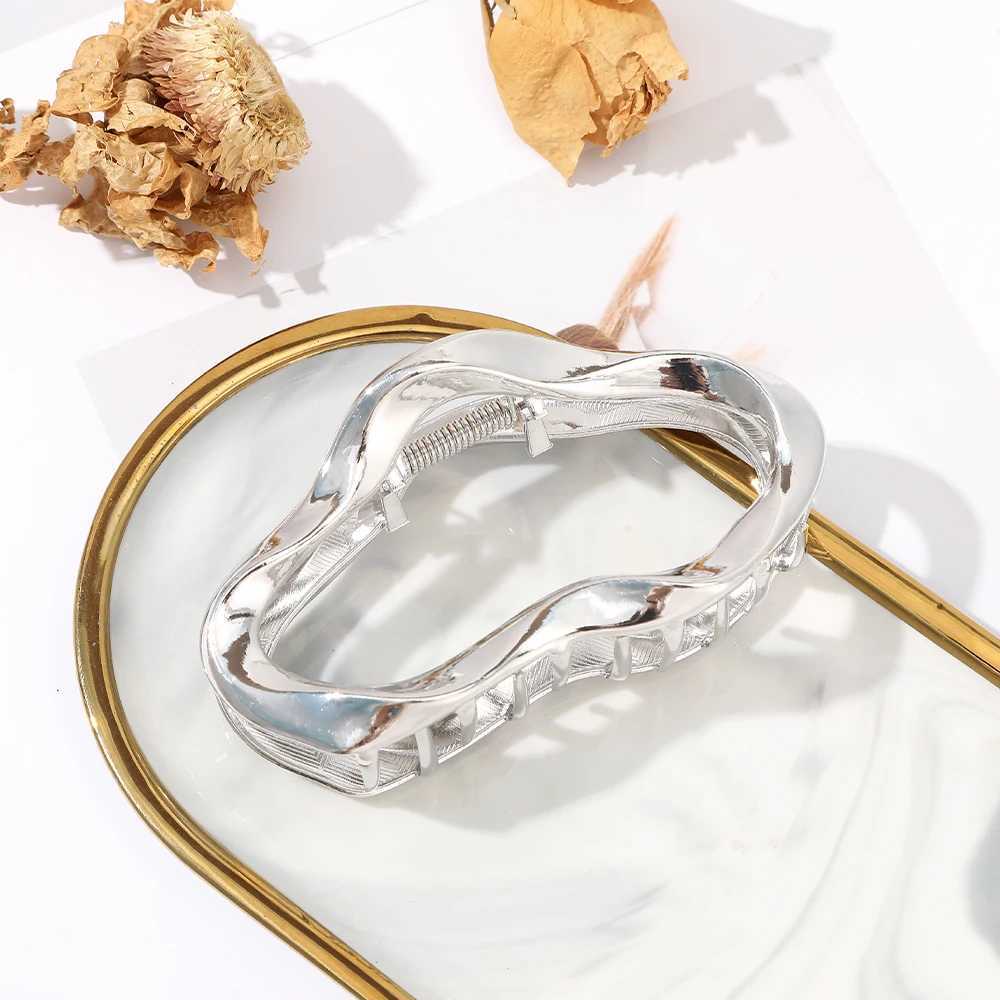 Awaytr gold hollow liquid hair clip metal hair clip hair clip with clip womens fashion hair clipT250425