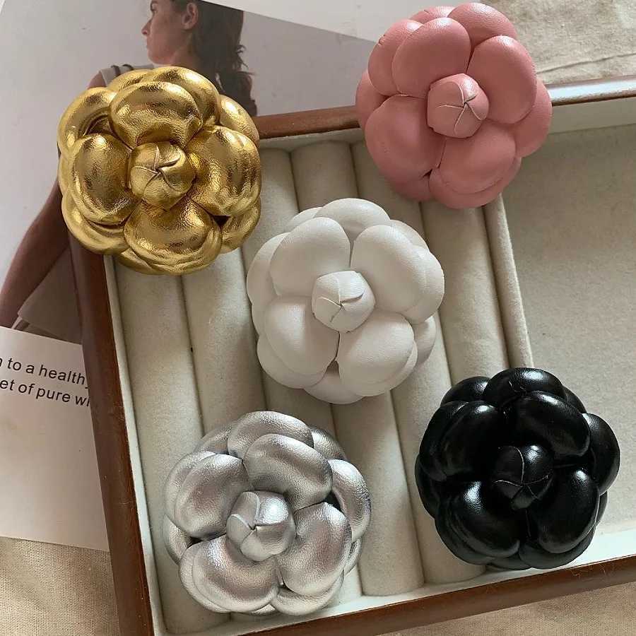 Womens Camellia Leather Rose Flower Brooch High-end Luxury Temperament Unique Suit Lapel Pin Dress Chest Flower J251125