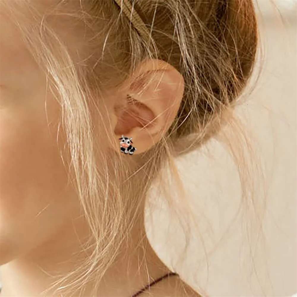 Design New Cute Cow Earring Sier Plated Enamel Ear Studs Jewelry For Girl Woman Animal Lovers Eardrop Party Gift