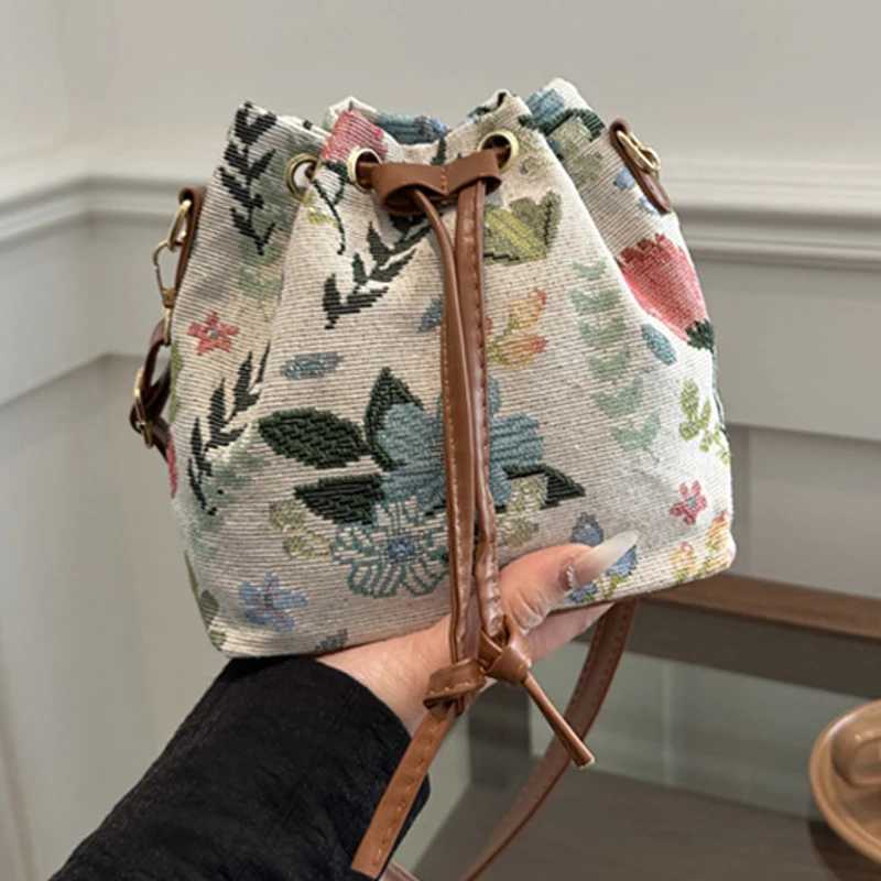 Fashionable retro new casual single shoulder ethnic style cross body suction bag W250421
