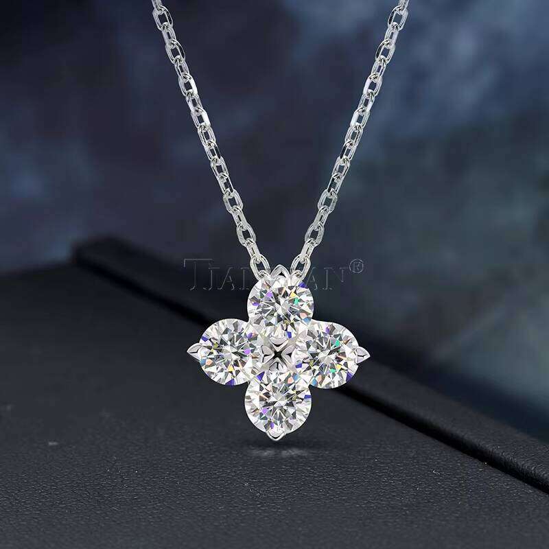 Sterling Sier Four-Leaf Lucky Clover with 4mm Round Cut D/VVS White Diaspore Pendant Necklace