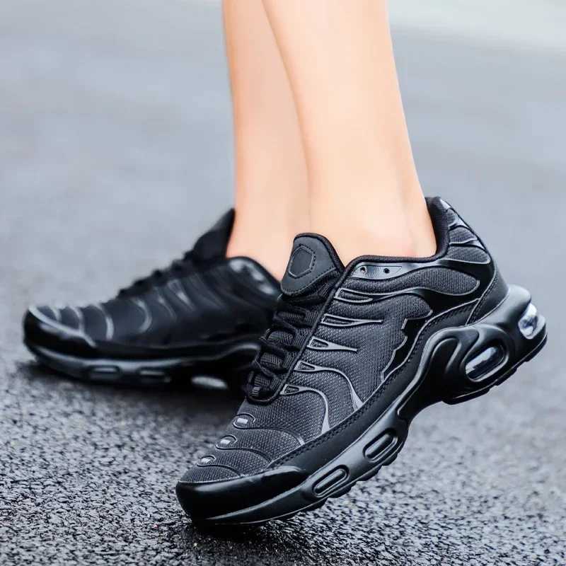 Mens tennis shoes outdoor running marathon mats couples sports shoes 2025 new mesh comfortable mens sports shoes X250425