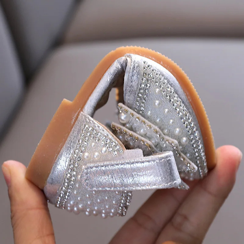 Summer girls flat princess sandals fashionable sequins bow rhinestones baby shoes party childrens sandals E618 250424
