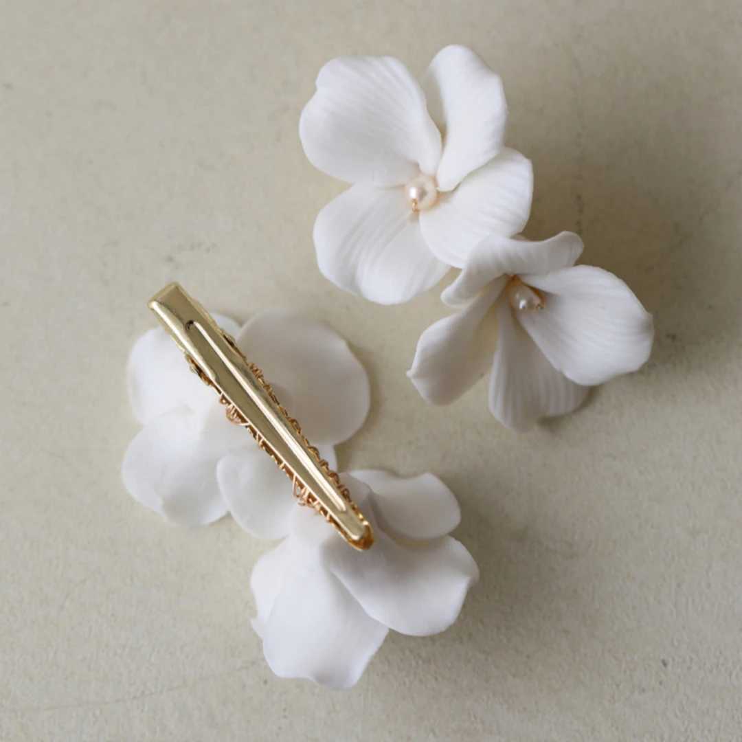 Elegant white ceramic floral hair suitable for brides wedding hair jewelry simple floral hair womens daily party hairT250425