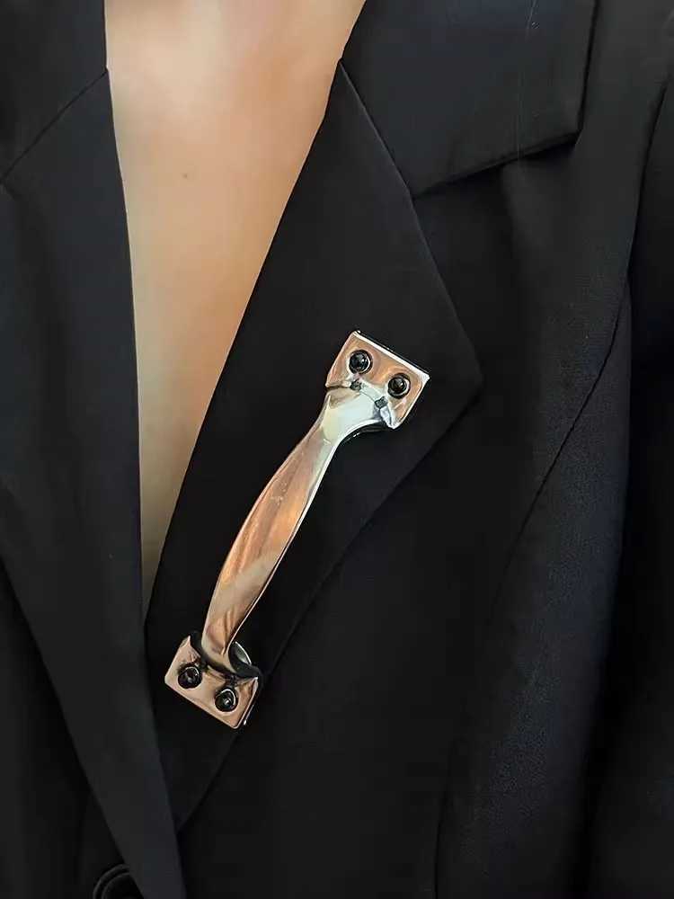 Chic Metal Door Handle Broochs for Women Lady Trendy Unique Creative Suit Corsage Party Jewelry Pin Accessory J251125