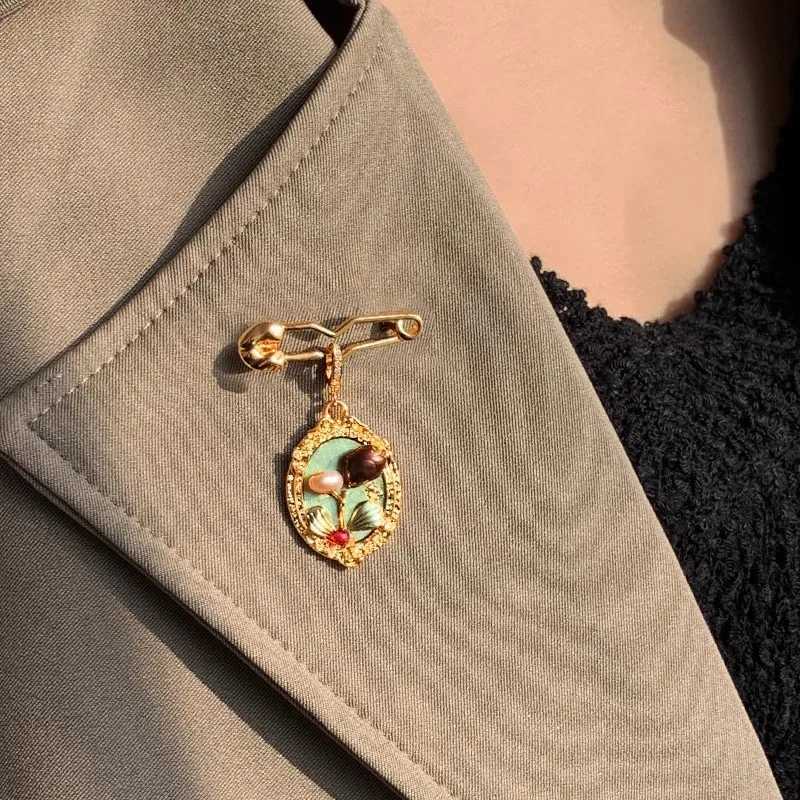 Green Oil Painting Natural Baroque pearl Brooch for Womens High-end Dual-use Fashion Banquet Formal Occasion Accessories J251125