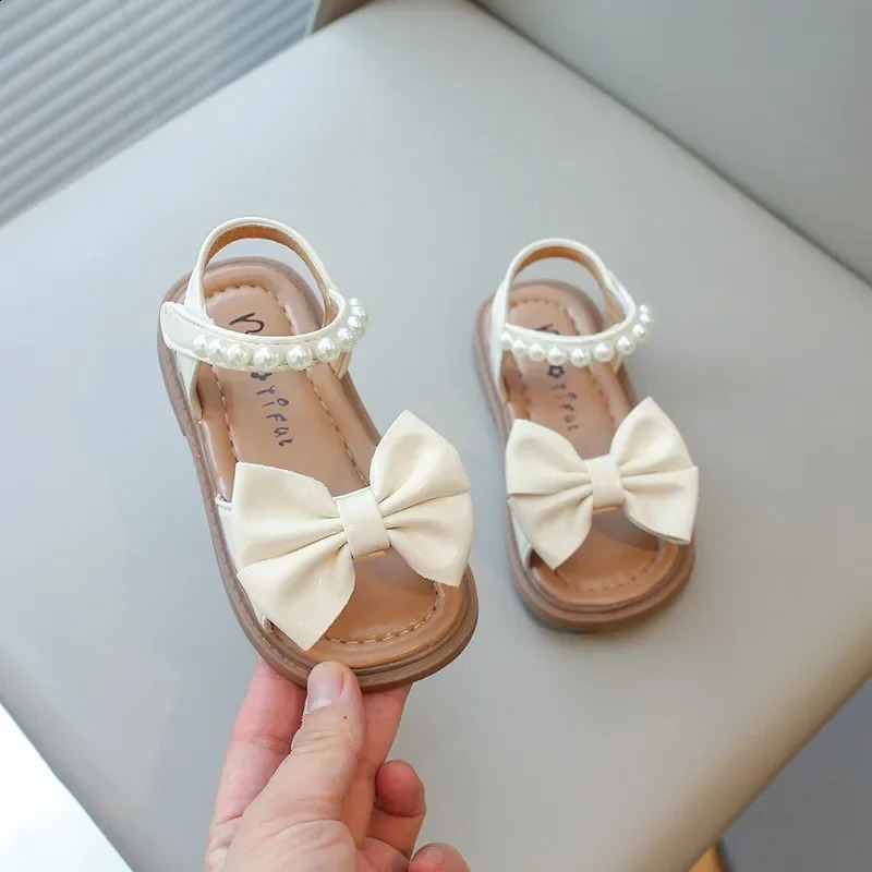 Baby girl leather sandals princess soft pearl bow sweet childrens holiday sandals fashionable open toy childrens summer shoes 250424